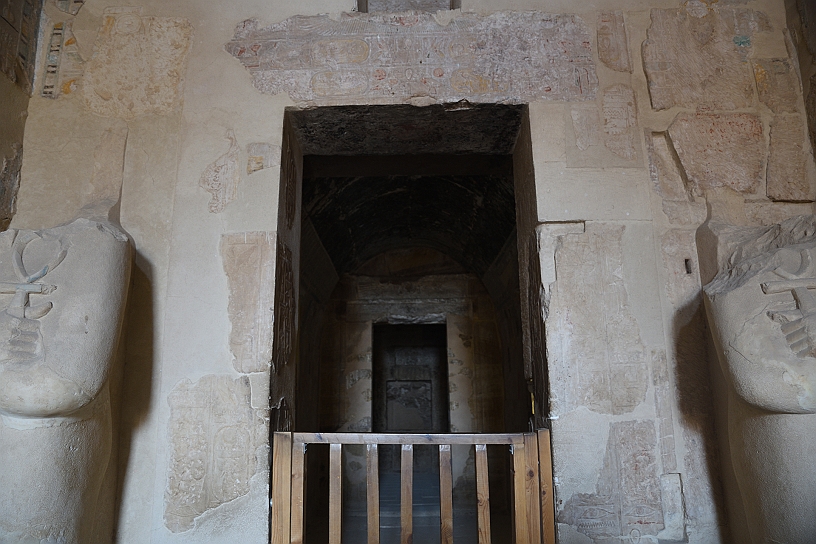 44 MAK_6047.jpg - La sala interna al tempio.